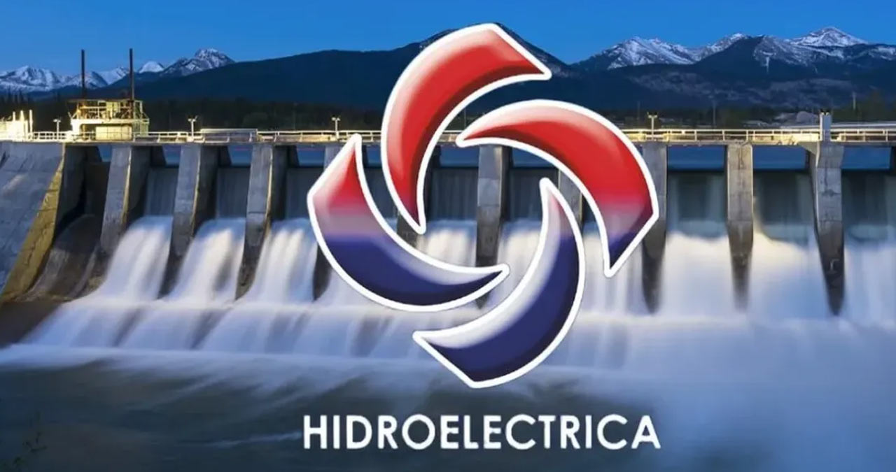 Contact Hidroelectrica: Telefon asistență clienți, transmitere index și contracte noi 1 Femeie folosind aplicația iHidro pe telefonul mobil pentru a transmite indexul către Hidroelectrica